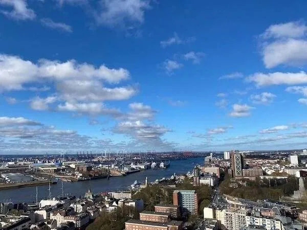 Beeindruckende Aussicht auf Hamburgs Hafen und Skyline bei schönem Wetter, ideal für Familienausflüge und Städtereisen in Deutschland.