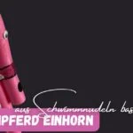 Beitragsbild mit dem Titel: Steckenpferd Einhorn aus Schwimmnudeln basteln. Mit zwei Einhorn Steckenpferden und einem schwarzen Hintergrund