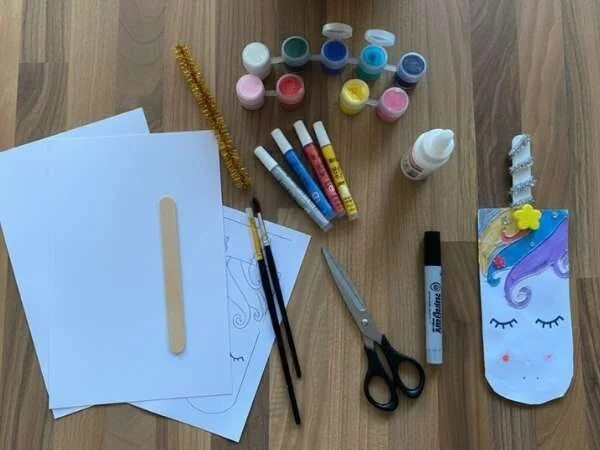 Bastelmaterialien für Kinder für die Einladung als Einhorn, Malfarben, Papier, Schere, Stifte, zum Basteln mit Kindern, DIY-Projekte für Kinder, kreative Freizeitaktivitäten, MamaBlog.