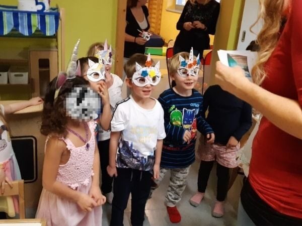 Bunte Kinder bei einer Maskenparty, Kinder spielen und verkleiden sich auf einer Kindergeburtstag-Feier, Spaß und kreative Aktivitäten für kleine Kinder, MamaBlog Kinderveranstaltungen in Österreich.