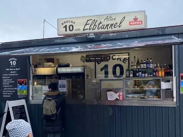 Ein Imbiss am Elbtunnel in Hamburg mit vielfältigen Getränken und Snacks. Perfekt für eine schnelle Mahlzeit während eines Stadtbummels.