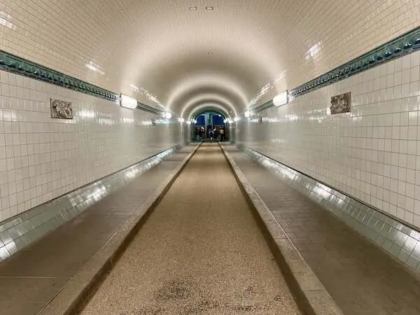 Stilvolle Elbtunnel Unterführung mit Fliesen und Beleuchtung, ideal für Stadtspaziergänge und urbane Fotografie, gut erhalten und eines der Wahrzeichen der Stadt.