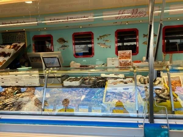 Detailliertes Bild eines Fischverkaufs im Supermarkt mit vielfältigen Meerestieren, frischen Fischen und Meeresfrüchten, perfekt für Lebensmittel- und Fischbilder.