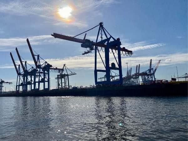 Hamburger Hafen mit großen Geräten