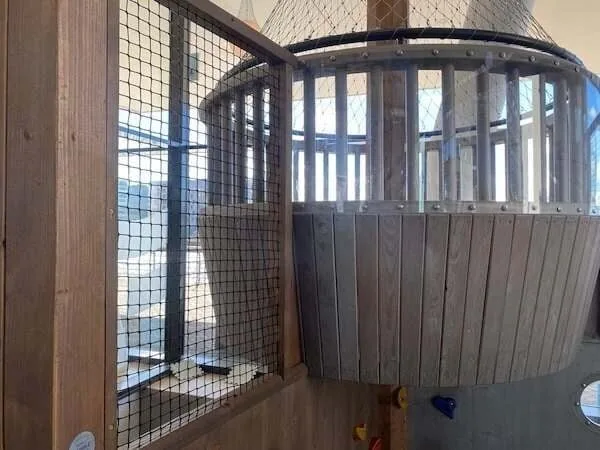 Ein Holz-Kletterturm mit Rutsche und Netz für Kinder zum Spielen und Klettern im Innenbereich, fördert die motorische Entwicklung und sorgt für Spaß und Bewegung.