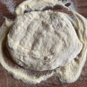 Pizzateig auf einem Grießbett