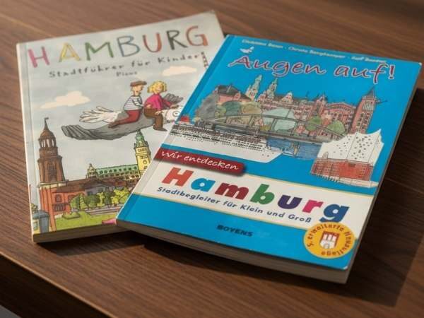 Zwei Kinderreiseführer über Hamburg mit bunten Illustrationen und spannenden Stadtführungen für Kinder, perfekt für kleine Entdecker.
