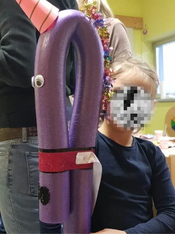 Bastelmaterialien für Kinder, kreative Spielideen, Handwerkszeug, Dekorationen, Glitzer, Kleber, Schere, bunte Papiere, Wachsmalstifte, und Stoffreste auf Holz Tisch, DIY Bastelspaß zu Hause.