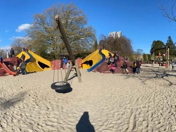 Buntes Kinderspielgerät auf dem Spielplatz im Freien bei schönem Wetter, ideal für Familien und Kinder zum Spielen und Spaß haben.