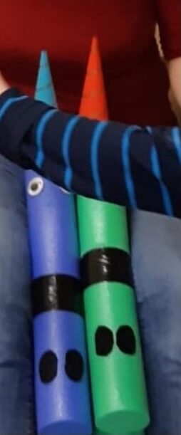 Bunte Röhren mit Halterungen, ideal für kreative Spiel- und Bastelaktivitäten für Kinder.