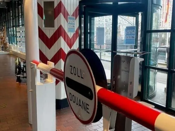 Schranken mit einem Verkehrsschild mit der Beschriftung Zoll