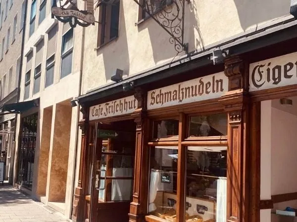 Cafe Frischhut von außen - Eingang