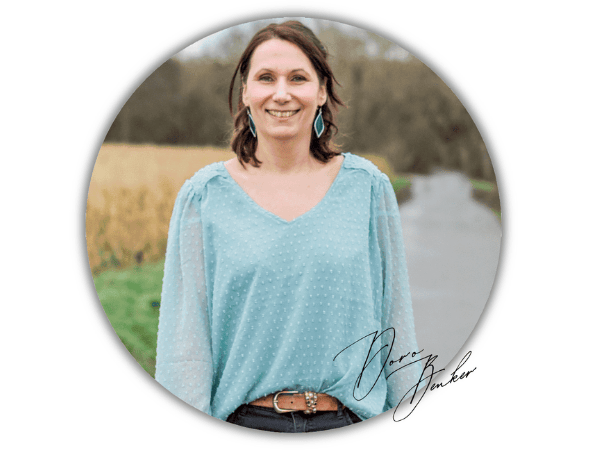 Fröhliche Frau im Freien mit blauer Bluse und Sterndruck, portrait, MamaBlog Lifestyle, natürliche Schönheit, Outdoor, natürliche Fotos, authentische Mama, Naturfotografie.