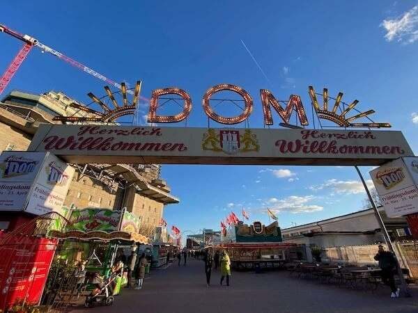 Eingang zum Frühlings-Dom in Hamburg mit einem großen Schriftzug