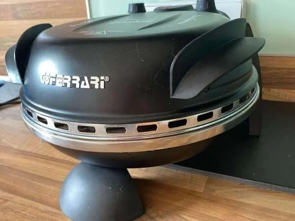 G3 Ferrari Delizia von vorne in schwarz auf einer Arbeitsfläche