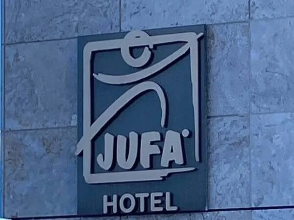 Jufa Hotel Logo auf Steinwand, modernes Design, ideal für Familienreisen, komfortables Hotel in Österreich, zentral gelegen, hochwertige Unterkunft, Urlaubsorte in der Nähe.