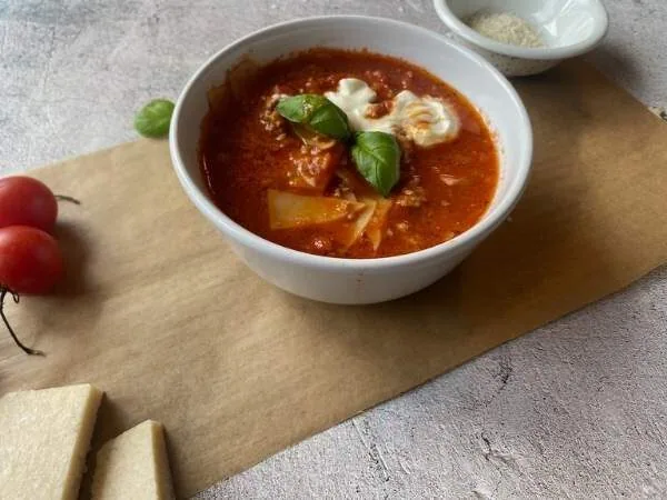 Lasagnesuppe mit Tomatensoße, Basilikum und Käse, gesunde und leckere Mahlzeit, ideal für Mama-Blog Rezepte.