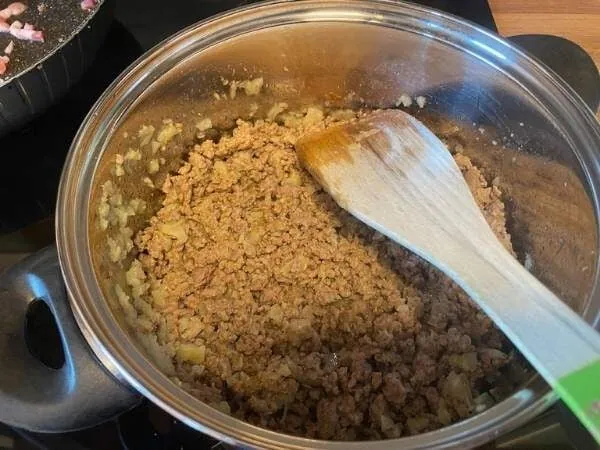 Gekochte Hackfleischsauce in einem Topf mit Holzlöffel, für leckere Familienrezepte und Mahlzeiten, perfekt für hausgemachte Gerichte.
