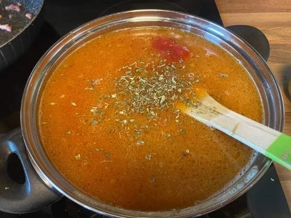 Würzige Lasagnesuppe in einem Topf mit Kräutern, perfekt für Comfort-Food und gesunde Ernährung.