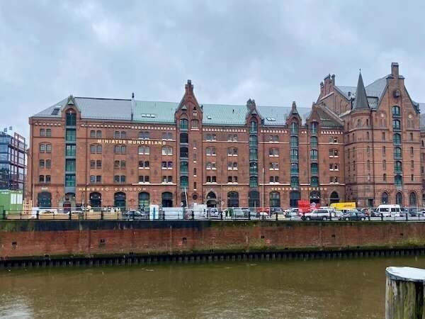 Schönes Panorama des historischen Manchester-Gebäudes entlang des Flusses, ideal für Familien und Kulturinteressierte, mit Bezug zu Manchester Sehenswürdigkeiten. Gebäude in dem das Miniatur Wunderland drinnen ist