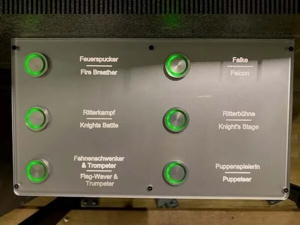 Knöpfe zum Drücken im Miniatru Wunderland in Hamburg mit Kindern