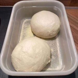 Pizzateiglinge 2 stück in einer Plastikdose