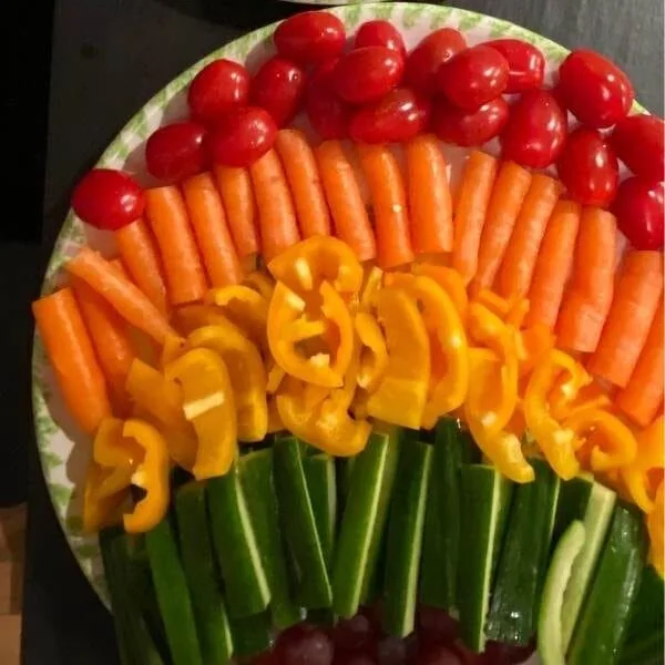 Bunte frische Gemüsesticks auf einem weißen Teller, ideal für gesunde Snacks, Detox und Veganer. Regenbogen