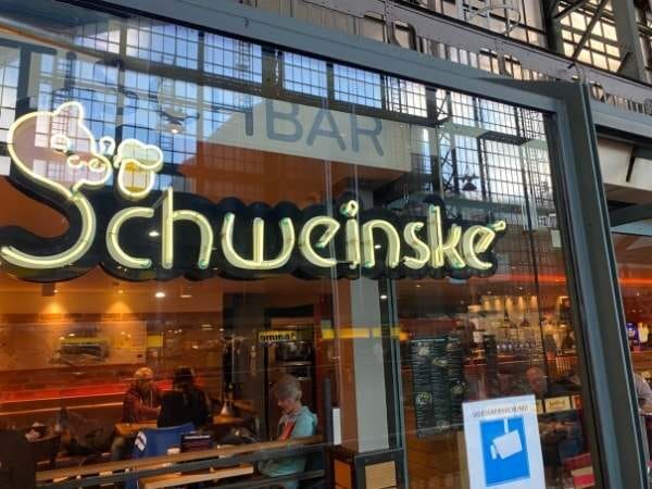 Einladendes Restaurant mit modernen Innenräumen und Blick auf die Stadt, perfekt für Familienessen und Mittagessen in urbaner Atmosphäre.