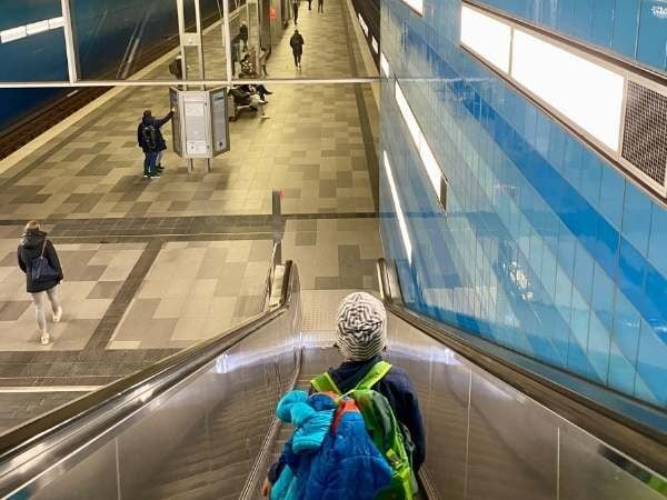 U-Bahn-Station von der Rolltreppe nach unten führend