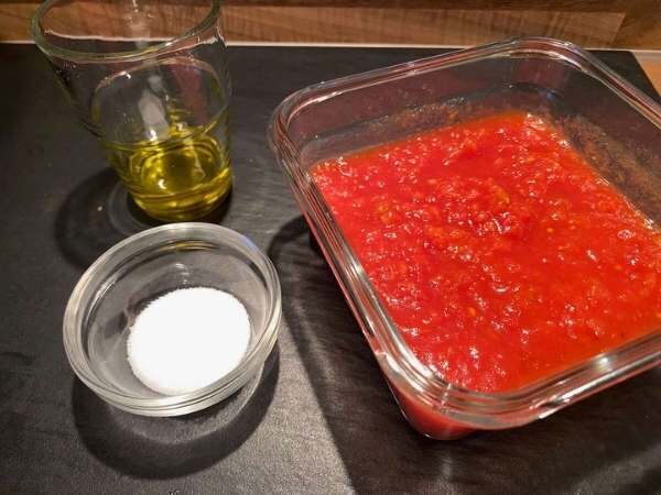 Zutaten für die Tomatensosse für die Pizza: Tomaten gehackt im Glas, Olivenöl im Glas, Salz in einer kleinen Schüssel