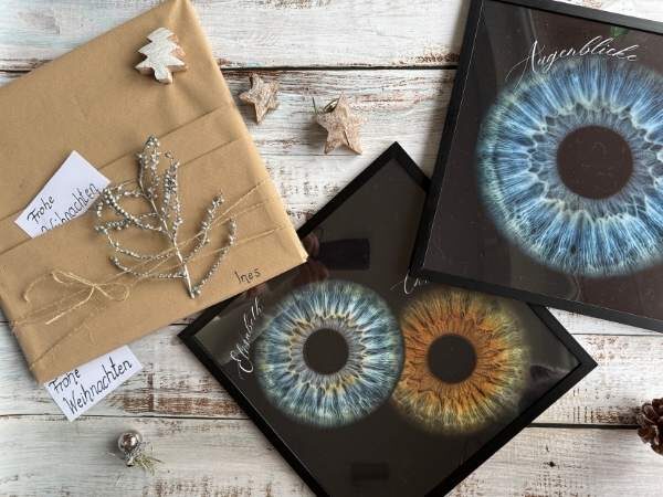 Hochwertige Iris-Fotografien als Geschenkidee, speziell zu Weihnachten, dekorative Geschenkverpackung mit kleinen Weihnachtsdeko-Elementen, kreative Bildideen für MamaBlog.