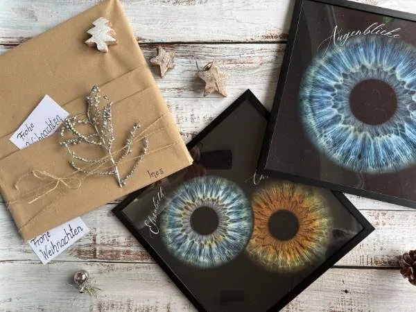 Hochwertige Iris-Fotografien als Geschenkidee, speziell zu Weihnachten, dekorative Geschenkverpackung mit kleinen Weihnachtsdeko-Elementen, kreative Bildideen für MamaBlog.