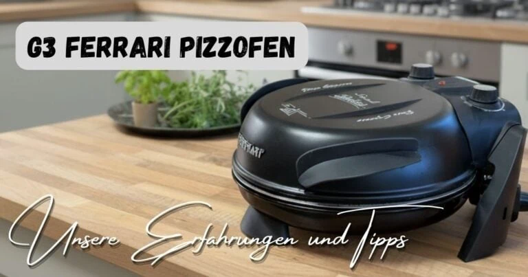 Beitragsbild mit dem Titel: G3 Ferrari Pizzaofen - unsere Erfahrungen und Tipps mit dem Gerät auf der rechten Seite auf einer Küchenarbeitsfläche stehend und im Hintergrund Kräuter und eine Küche
