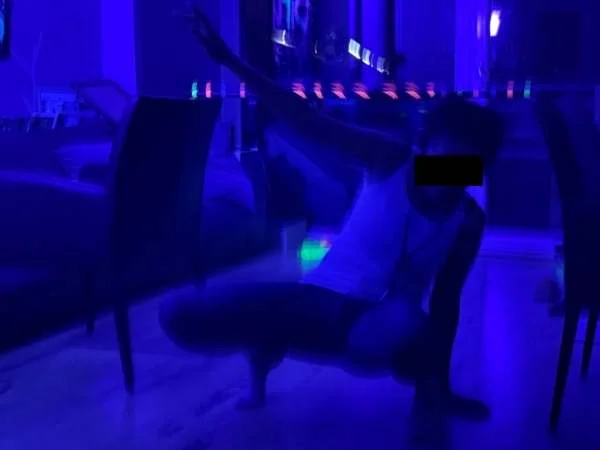 Frau tanzt unter der leuchtenden Limbo-Stange durch