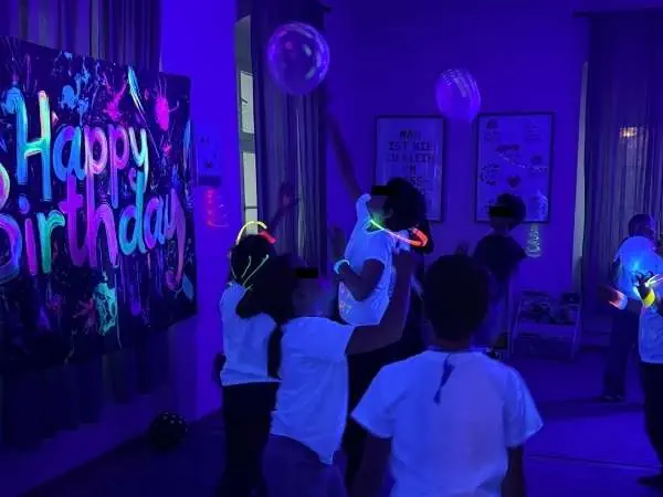 Kinder feiern Geburtstag mit Neon-Accessoires, UV-Licht und Ballons, kreative Partyspaß für Kindergeburtstag bei Mama-Blog.