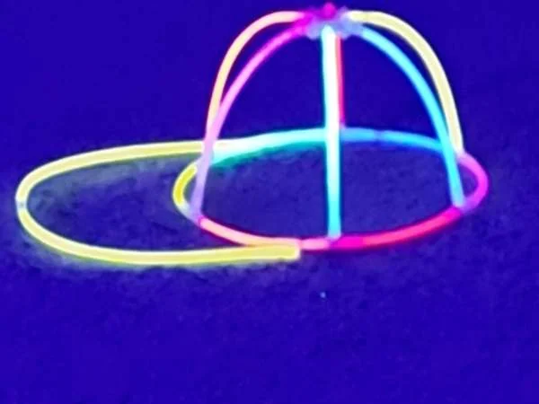 Leuchtende Kappe aus Neonröhren