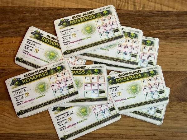 Reisepässe auf einem Tisch liegend für die Schnitzeljagd zur Neon-Party