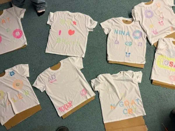Bunte T-Shirts mit Namen und Motiven mit Glow in the Dark Farben aufgemalt