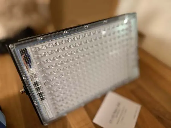 Unschärfe auf einem Tisch.