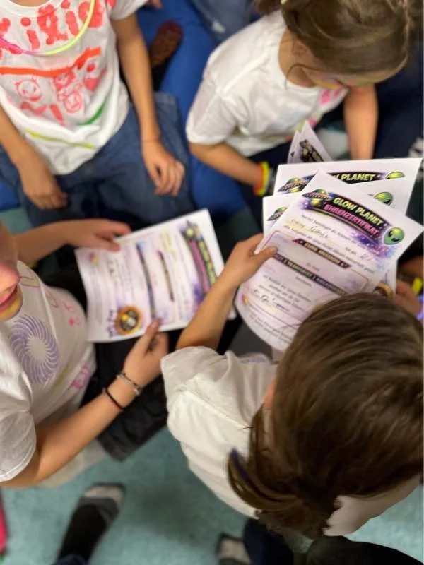 Kinder stehen eng zusammen und verteilen die Urkunden