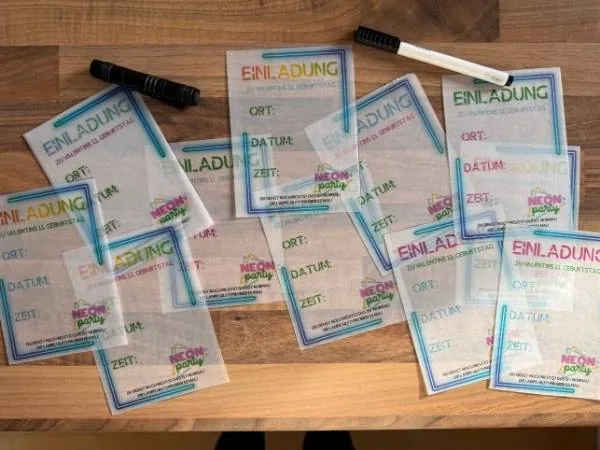 Bunte Einladungskarten auf einem Tisch
