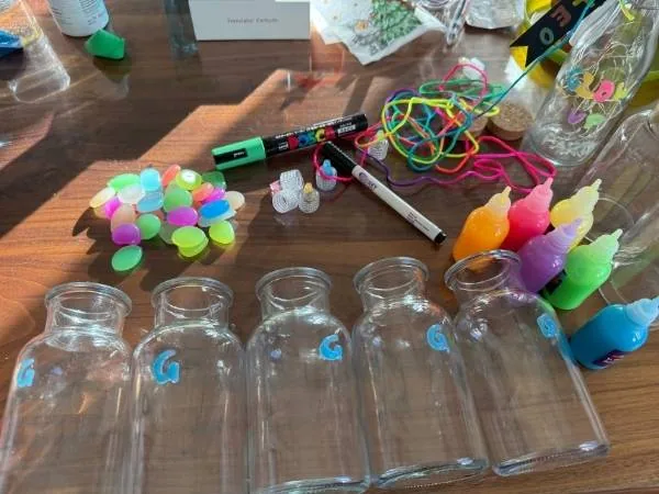 Bastelmaterialien auf einem Tisch