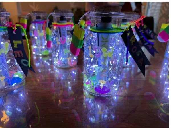 Leuchtende Flaschen mit bunten Etiketten