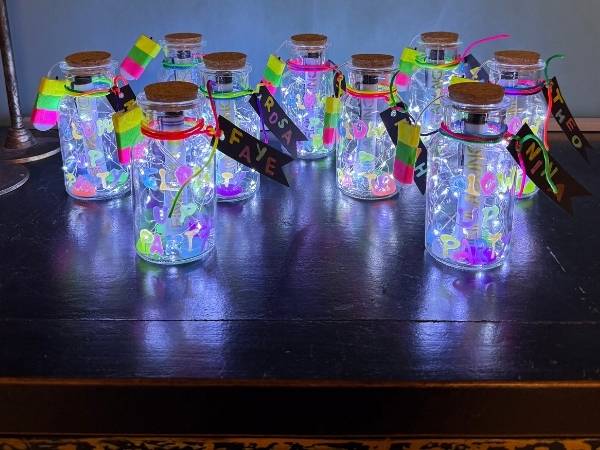 Leuchtende Flaschen mit bunten Etiketten