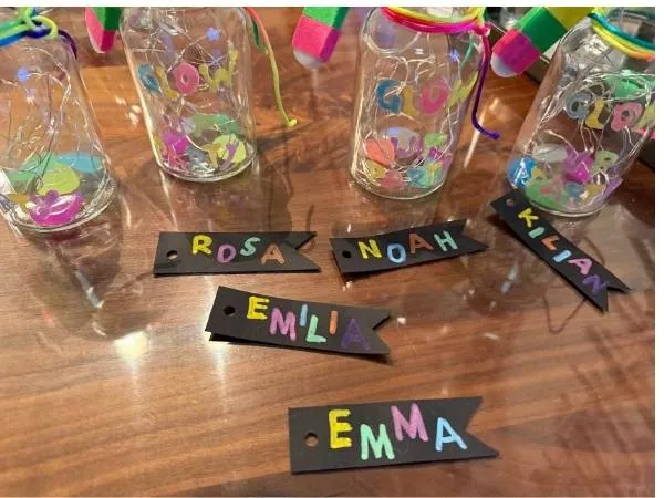 Bunte Namenskärtchen für eine Feier