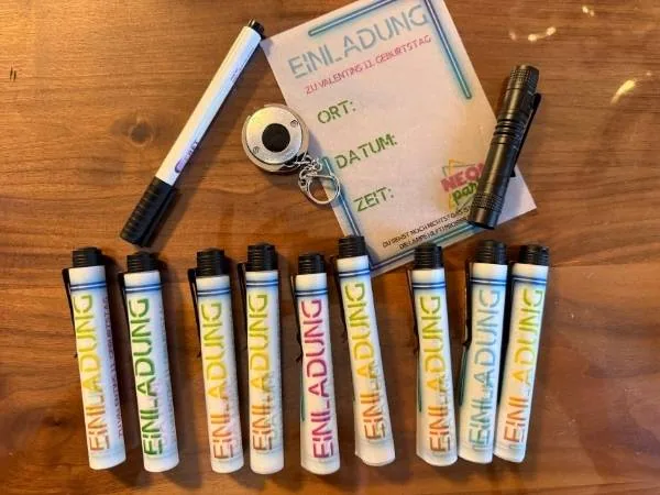 Bunte Einladungskarten und Zubehör