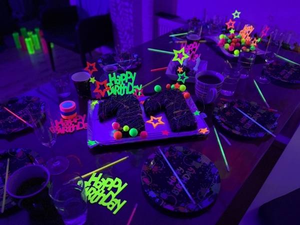 Leuchtende Partydekoration mit fluoreszierenden Elementen f&uuml;r Geburtstagsfeier, neonfarbenes Partyzubeh&ouml;r, Kreative Dekoration f&uuml;r Kindergeburtstag, Spa&szlig;ige Beleuchtung im Dunkeln.