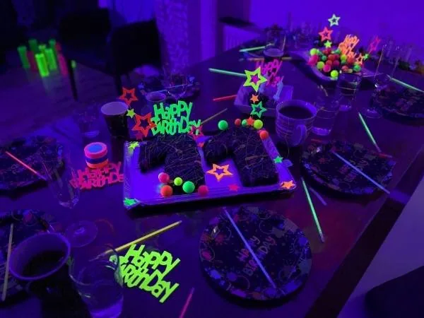 Leuchtende Partydekoration mit fluoreszierenden Elementen für Geburtstagsfeier, neonfarbenes Partyzubehör, Kreative Dekoration für Kindergeburtstag, Spaßige Beleuchtung im Dunkeln.