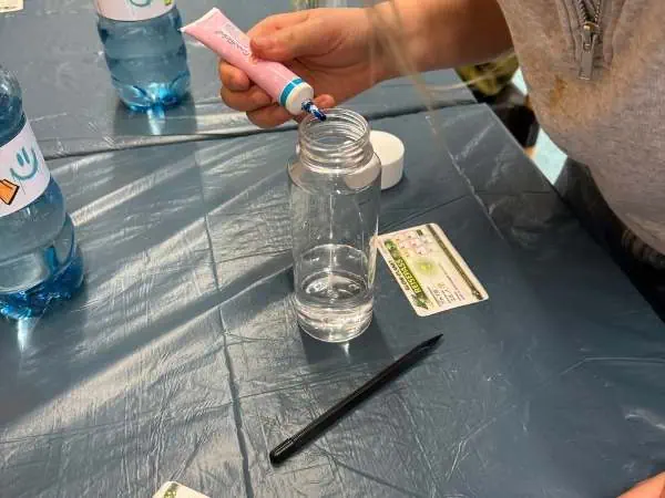 Wasserflasche mit Farbstoff füllen