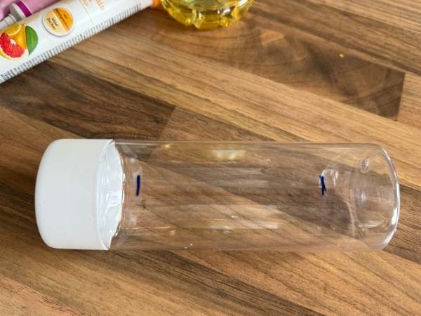 Leere Flasche auf Holzuntergrund.